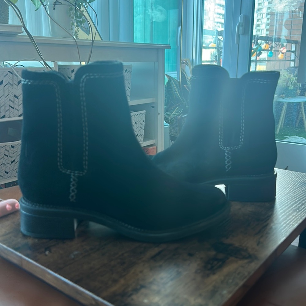 Clark boots only worn once